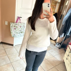 Vit stickad tröja från Zara - Supermjuk och fluffig vit stickad tröja från Zara i storlek M. Tröjan har rund halsringning, långa ärmar och en enkel, clean look som är lätt att matcha. Perfekt för lager-på-lager och chill dagar.