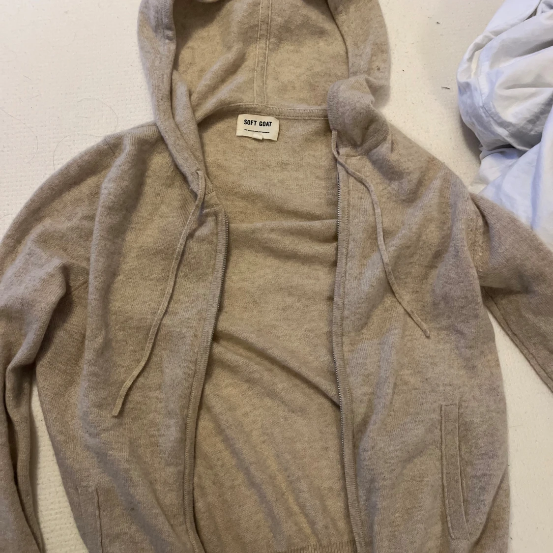 Beige hoodie i kashmir från Soft Goat - 1