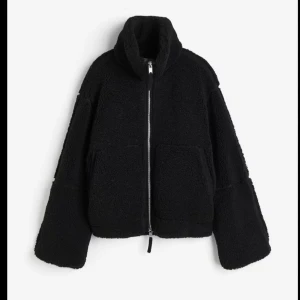 Svart teddyjacka med dragkedja - Mysig svart teddyjacka 