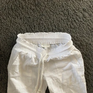 Linnebyxor - Säljer dessa snygga linnebyxor från Skagen Clothing i storlek xs! Är uppsydda i benen för att passa mig som är 160 (lätt att sprätta upp om man vill), endast använda ett fåtal gånger. 🫶🏻