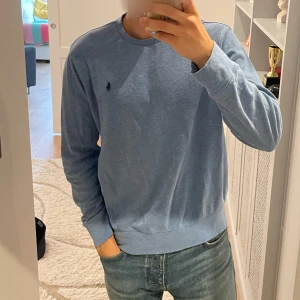 Ralph lauren | tröja - Ralph Lauren - Kofta - Stlk M (M/S) - super fräsh ljusblå färg - modellen är 185 cm och väger 70 