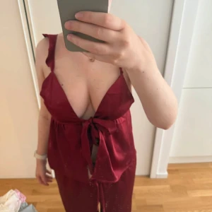 SatinPyjamas set gina tricot - Satinpyjamas set från gina tricot som aldrig är använt, båda prislapparna kvar! Finns inte längre kvar på deras hemsida.💓Toppen storlek S och byxorna i storlek M!