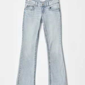 y2k blå jeans från Gina - Säljer dessa som är använda en gång. De är för stora för mig så jag använder de inte 🫰🏼vill bara bli av med de!! Ge gärna rimliga prisförslag 🤩🤩snabbare köp=billigare pris 