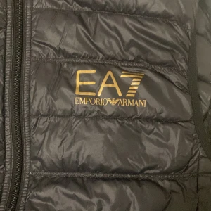 EA7 väst  - Jag säljer min emporio Armani väst då den är alldeles för stor för mig. Den är i storlek S för män och den köptes här på Plick. Har ni mer frågor kan ni alltid skriva
