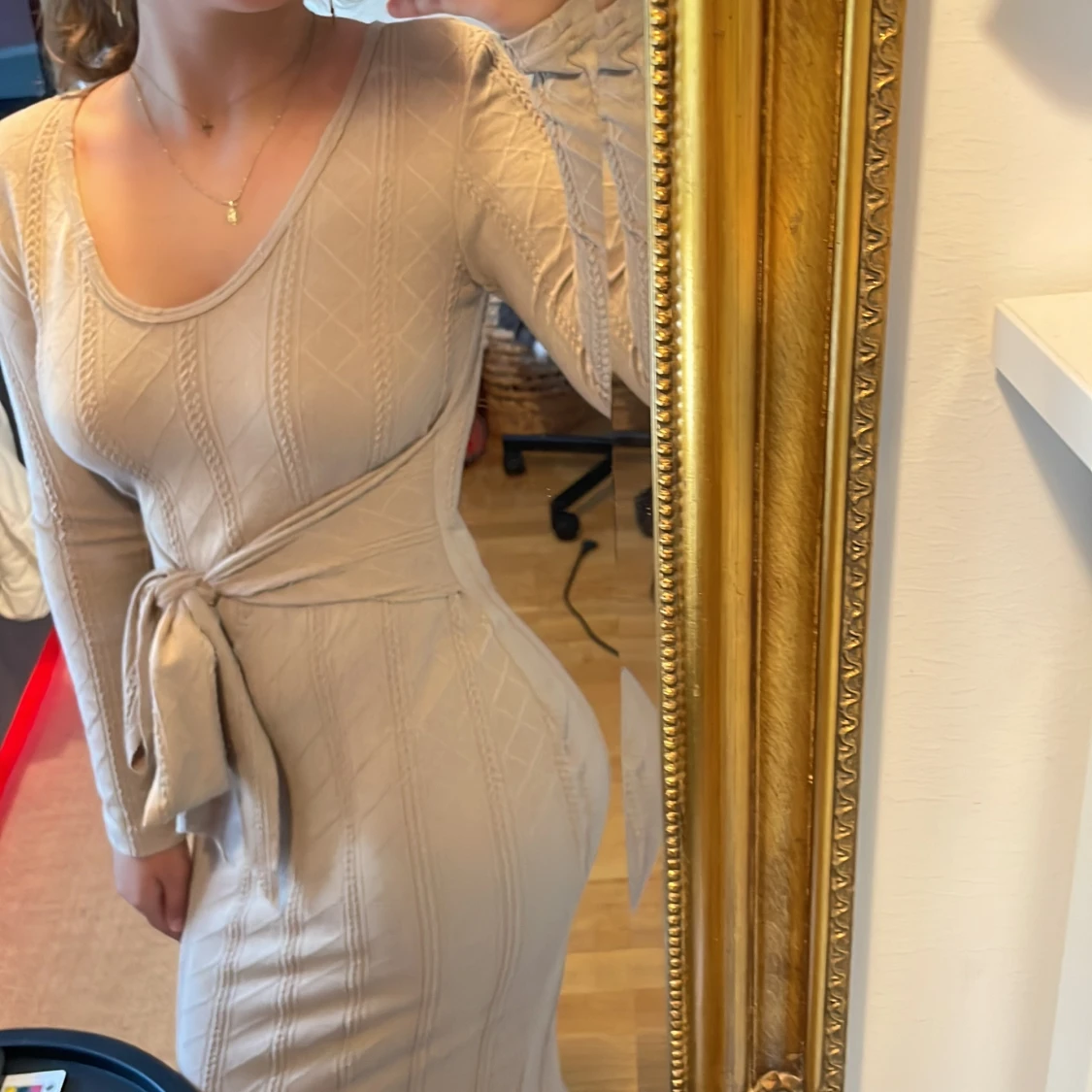 Beige ribbad omlottklänning med knyt - 2