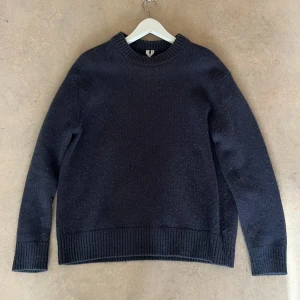 Mörkblå stickad tröja i storlek S - En mörkblå stickad tröja i storlek S 