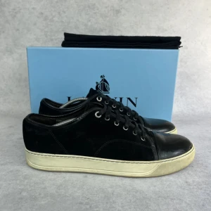 Lanvin DBB1 cap toe sneaker - – Condition: 7,5/10  - Size: 45/UK11  – What is included: Dustbag  – Retail price: 6000 + SEK  Please note that Lanvins fit big and our recommendation is to go one size down