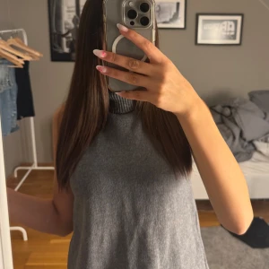 grå kortärmad stickad tröja (zara)  - grå stickad kortärmad tröja från zara i storlek S med krage 