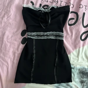 Svart gullig baby doll crop top 🖤 - Säljer en sjukt Snygg svart baby doll med vit spets som jag köpte här. Passade tyvärr ej mig🥹
