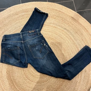 Dondup Jeans - Mörk blå dondup jeans som knappt är använda eftersom de var lite små. Nypris ca 4000. Kan skicka fler bilder om det önskas. Pris kan diskuteras vid seriös köpare