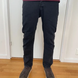 Svarta Loose/Chris jeans från Jack & Jones - Knappt använda svarta jeans från Jack & Jones, modell Loose/Chris. De har loose fit, raka ben och klassisk femficksdesign. Jeansen har en stilren look som passar till det mesta. Tveka inte att kontakta vid frågor.