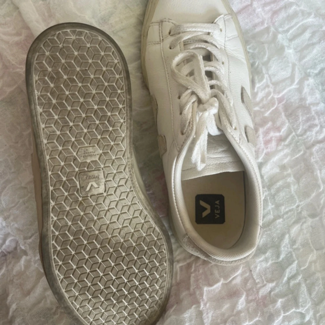 Vita sneakers från Veja i skinn - 4