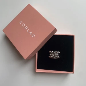 Silvrig ring med nitar från Edblad - Säljer denna populära ring från Edblad då den inte kommer till användning längre🩷storlek S (16,8 mm)