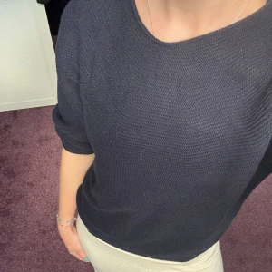 Mörkblå stickad tröja  - Stickad mörkblå tröja från uniqlo🙌🏼