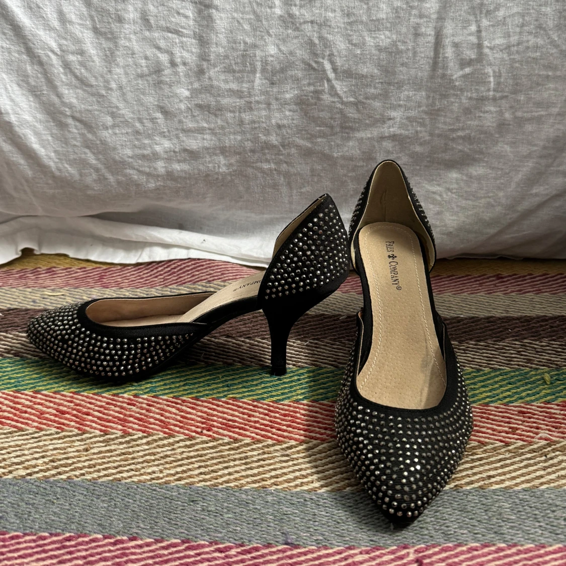 Svarta pumps med silverglittriga nitar