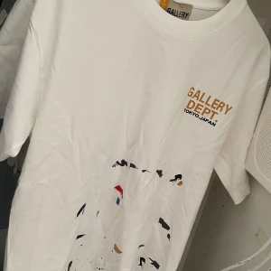 Gallery dept t-shirt - Köpt på farfetch för ett tag sen för 2489kr. Väldigt bra skick, säljer för att det är lite för stor. Svår att hitta på nätet nuförtiden!😊(byxorna som är sweatpants finns att köp till!!) skriv bara 