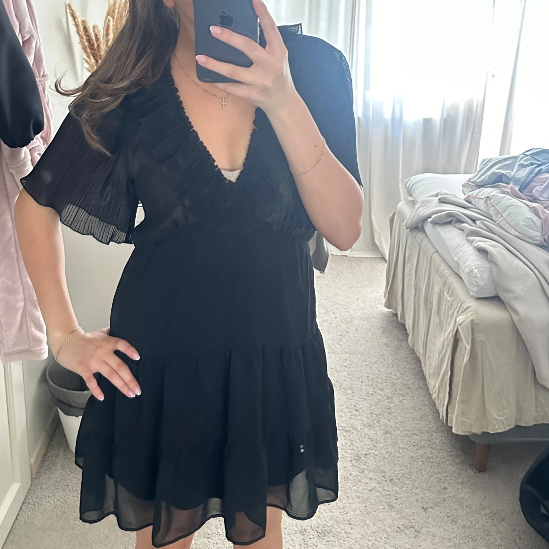 Svart kort volangklänning med v-ringning - 2