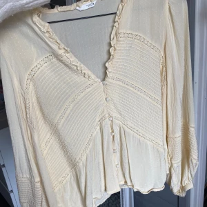 Gul blus - Söt gul långärmad blus ifrån zara 🥰 använd en gång 