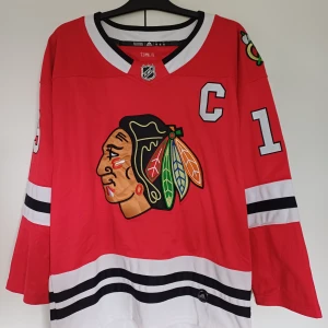 Chicago Blackhawks Hockeytröja. - Säljer en Chicago Blackhawks Hockeytröja i väldigt fint skick med trycket Toews nummer 19. Storlek: S    skicka iväg ett meddelande om du undrar något.