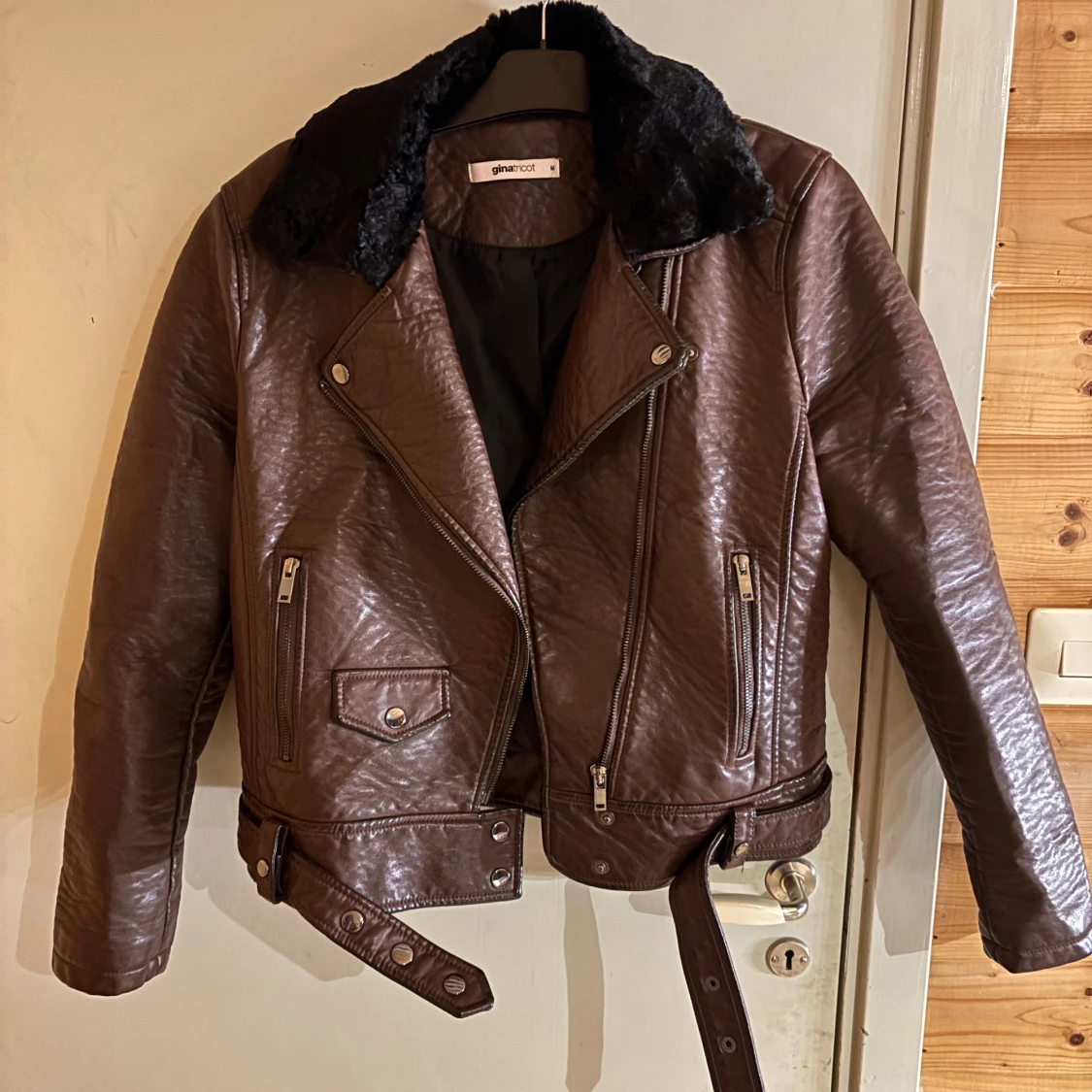 Brun skinnjacka från Gina Tricot