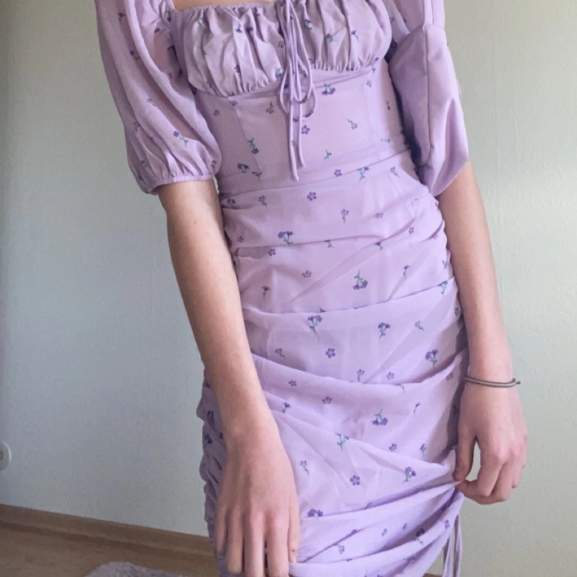 Ljuslila blommig kortklänning från Adoore - 2