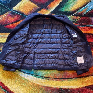 Unik Moncler kavaj  - Äkta Moncler kavaj men känns mer som en jacka när man har på sig den. skicket är inte det bästa, den är solblekt men annars är den bra skick 6/10 väldigt svår att hitta sällsynt, har tyvär inget äktehets bevis tyvär men såklart ÄKTA!!! DM för fler bilder eller frågor 