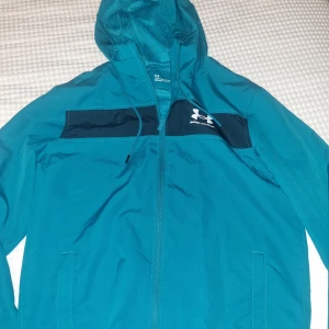 Jacka Under armour  - Jacka. Se bilder för mått. Se gärna även mina andra annonser och skapa bundles. 
