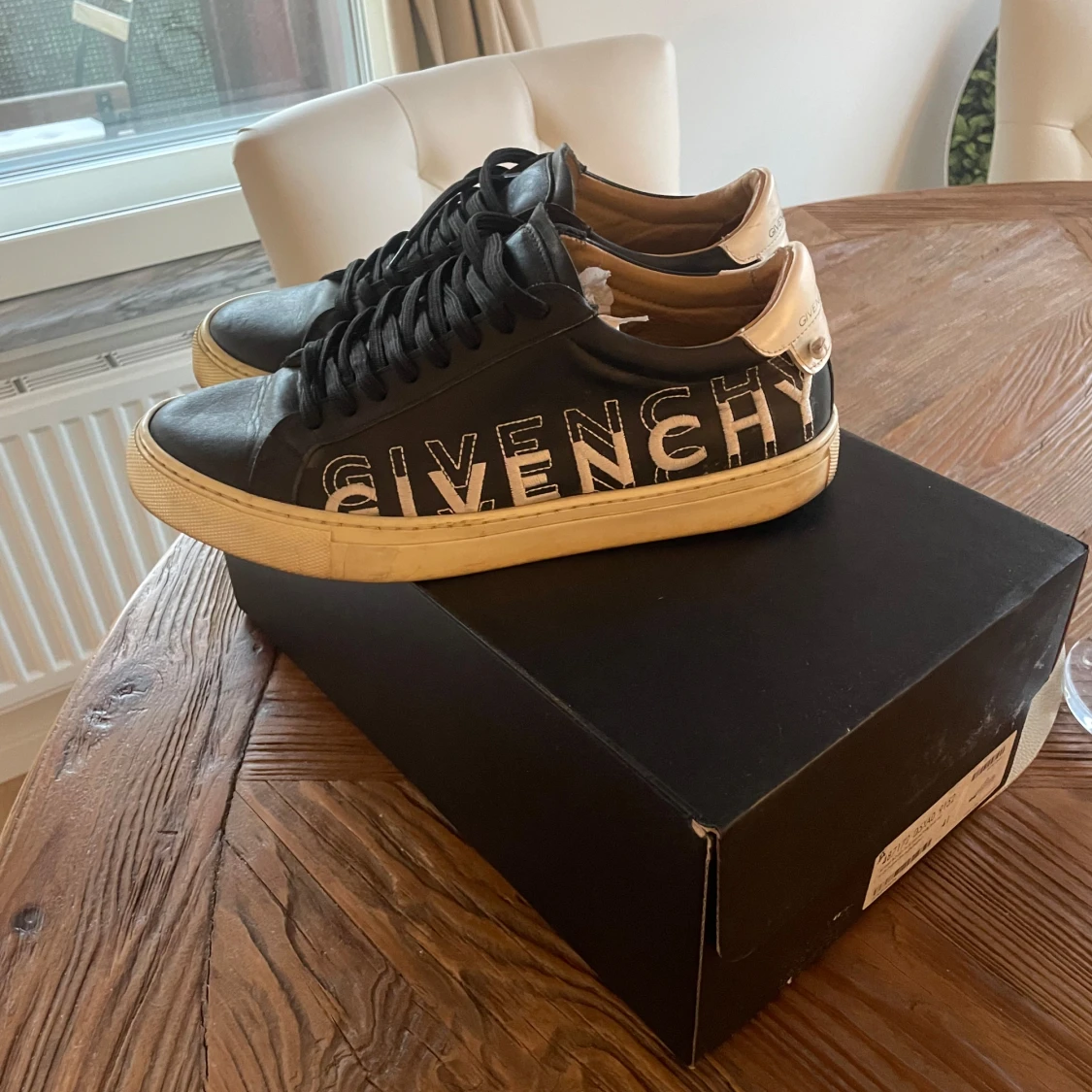 Givenchy svarta sneakers med logga - 1