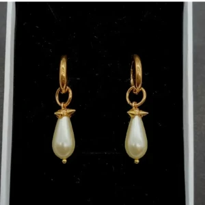 Guldpläterat pärlset örhängen & halsband - Snyggt smyckeset med guldpläterade örhängen och halsband, båda med droppformade vita pärlor. Kedjan är klassisk och örhängena har små ringar som håller pärlorna. Perfekt för dig som gillar elegant och stilren vibe.