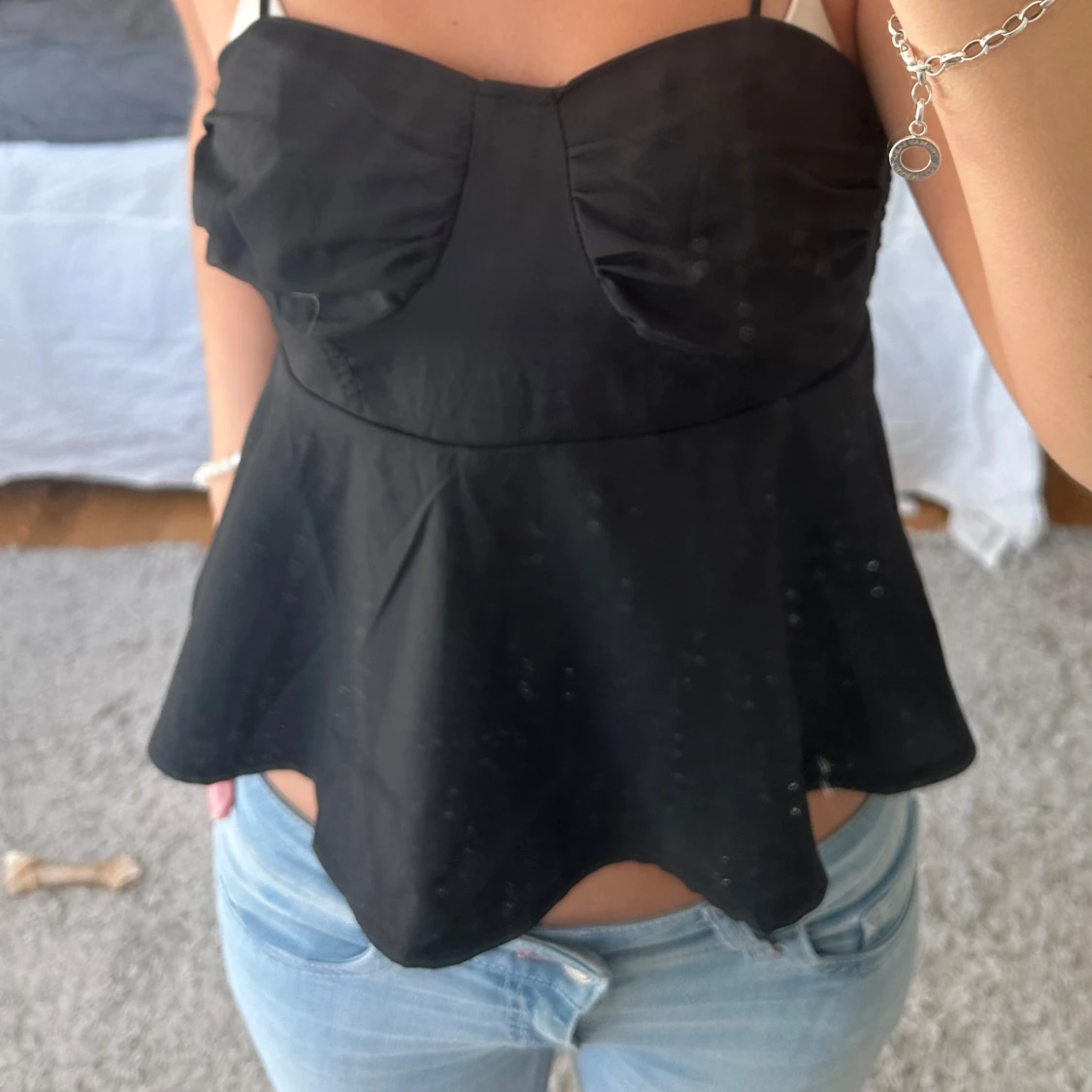 Svart topp med knytband