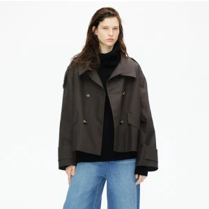 trenchcoat  hm - Säljer nu min såå snygga och populära bruna trenchcoat från hm som inte säljs längre. storlek M. använd 1-3 gånger💕 sitter perfekt på mig som är 173 och bär storlek S i vanliga kläder🫶🏼