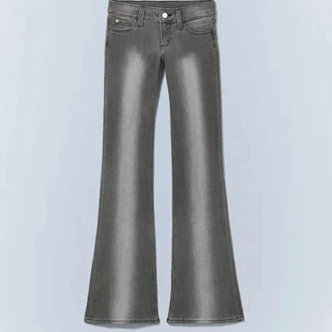 Grå bootcut jeans med utsvängda ben