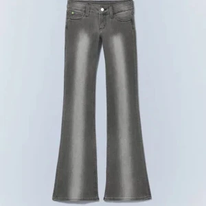 Grå bootcut jeans med utsvängda ben - Snygga grå jeans med bootcut och utsvängda ben, perfekta för dig som gillar retrovibbar. Klassisk femficksmodell med knapp och dragkedja framtill. Jeansen har en cool tvättad look och passar till sneakers eller boots. Stl 27/32 men passar någon som vanligtvis har 25/26 i midja. Jättebra skick! Från cheap Monday 