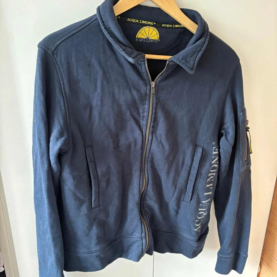 Blå zip hoodie från Acqua Limone