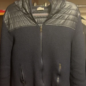 Mörkblå Moncler Maglione cardigan  - Mörkblå cardigan jacka från Moncler. Modell Maglione. Använd 5 gånger sedan köp, inga defekter eller tecken på användning. 
