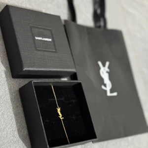 Ysl armband  - Helt nytt.  Allt medföljer   Fraktas samma dag  köpt för 2500 använd  3 gånger  💕