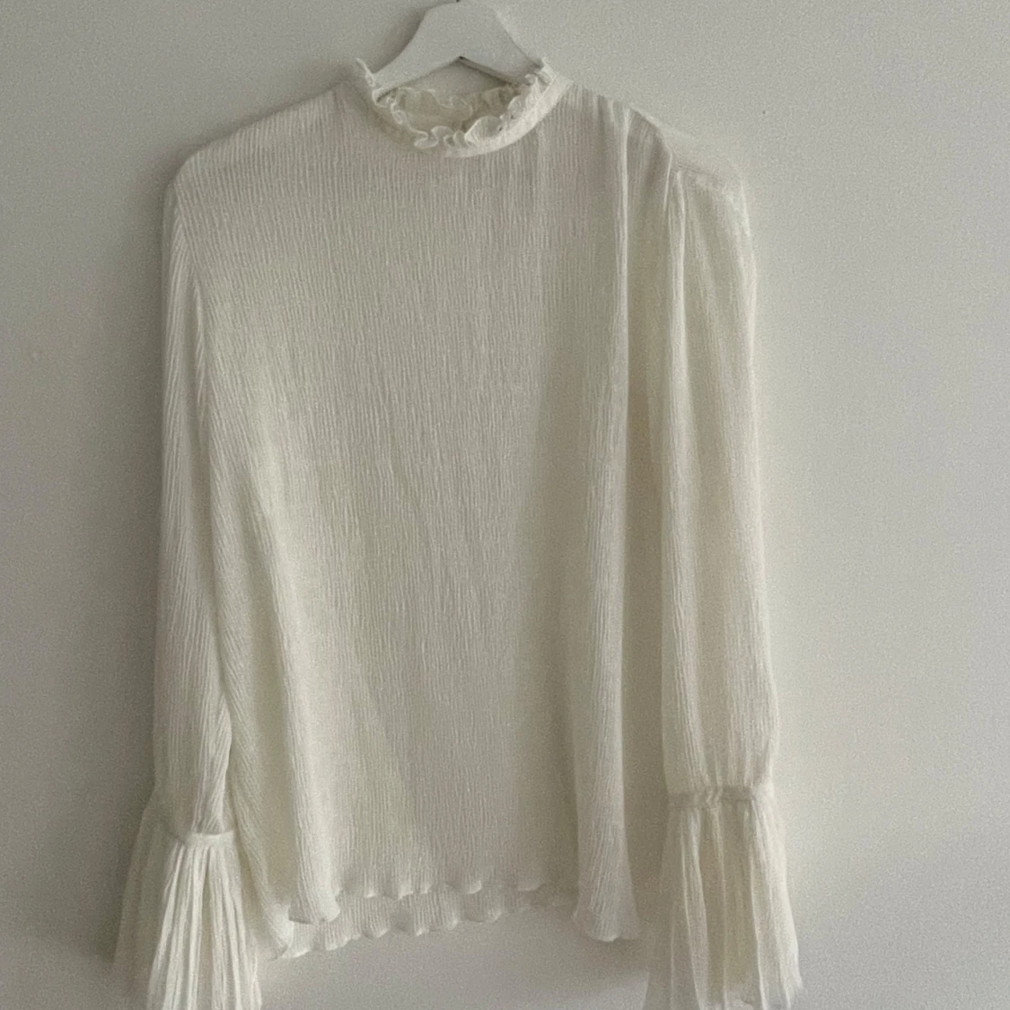 Vit plisserad blus med volangärm - 3