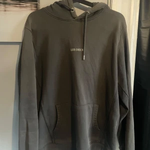 Les Deux Hoodie - Les Deux Mörkgrön Hoodie Bra skick Storlek M Nypris 1200kr                                                                Hör av er för frågor!