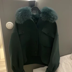 Mörkgrön jacka från Meotine - Säljer en mörkgrön jacka från Meotine eftersom den inte längre kommer till användning💕