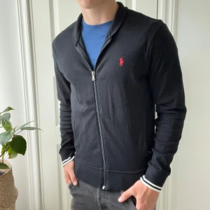 Ralph Lauren full zip  - Storlek S, modellen är 180,75 kg. Två sköna fickor. Kom med frågor! Kan gå ned i pris 🏆 inga defekter 