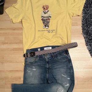 Gul Polo Bear t-shirt från Ralph Lauren - Gul polo bear cotton jersey tee – kille (18–20), storlek m Snygg och klassisk gul t-shirt från polo ralph lauren med det ikoniska polo bear-trycket på framsidan. Tillverkad i mjuk bomullsjersey som ger en bekväm passform.  Tröjan är i storlek m, men jag säljer den då jag själv är en s. Den har endast använts ett fåtal gånger och är i mycket fint skick!