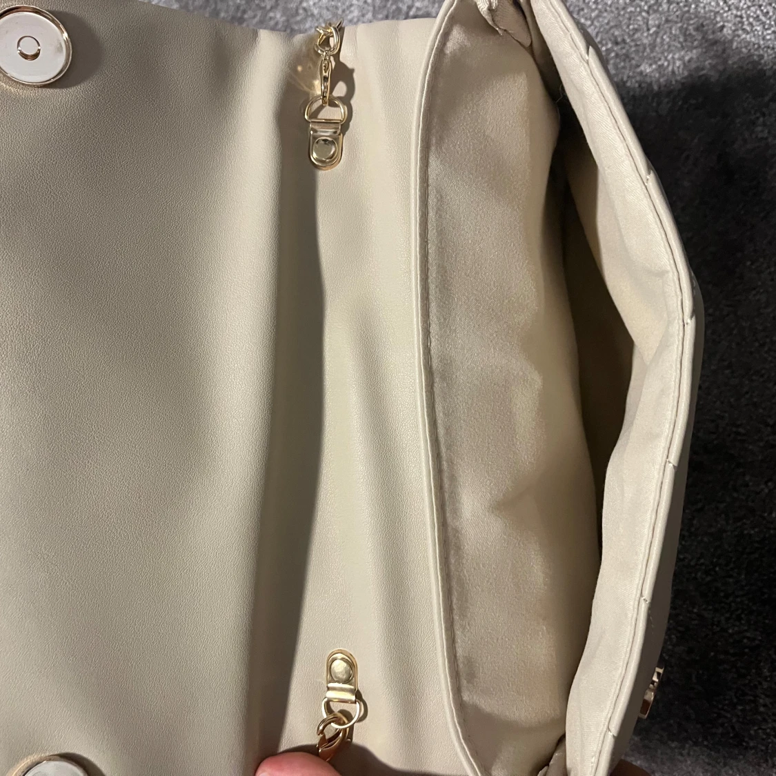 Beige quiltad axelväska från Tory Burch - 2