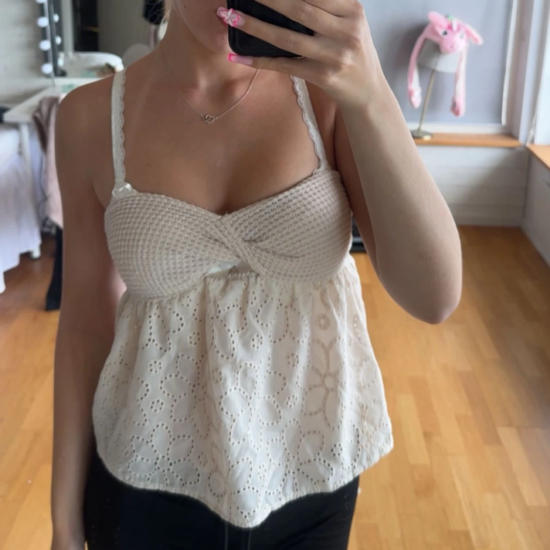 Vit broderad linnetopp med spets