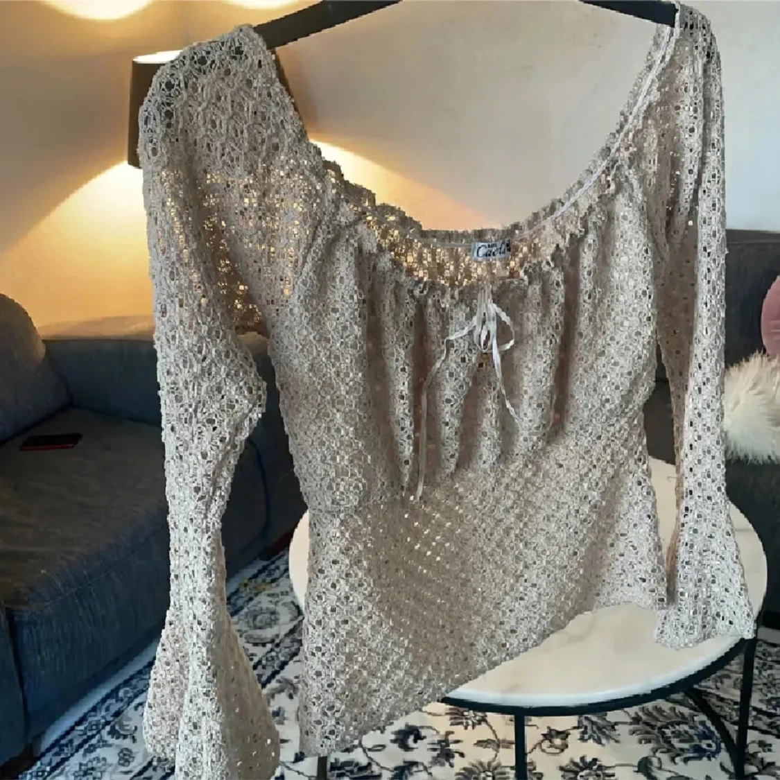 Beige spetsblus med trumpetärm - 1