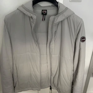 Colmar jacka - Säljer denna vita Colmar jackan som är perfekt till höst! | Storlek S | Hör av dig vid frågor!