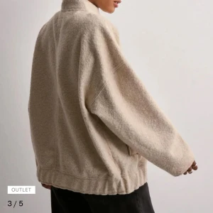 Beige teddyjacka från JDY - Säljer en beige teddyjacka från JDY med oversized passform och hög krage. Jackan har tryckknappar framtill, två sidfickor och är tillverkad i ett mjukt teddy-material. Aldrig använd, lapp kvar.