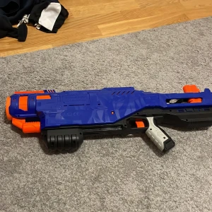 Nerf Gun  - En stor nerf gun som skjuter 3 skott samtidigt. Det är i nytt skick och den är blå orange.