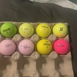 Färgade golfbollar mix 8 styck -  färgglada golfbollar från olika märken, gott skick och bra kvalite . Perfekt för både nybörjare och advancerade golfare.