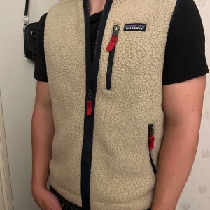 Beige fleeceväst från Patagonia M - Säljer nu min snygga Patagonia väst då den tyvärr blivit för liten! Västen är i riktigt bra skick och det är ingen deffekt på den. Storleken är M och den sitter som M. Priset kan diskuteras vid snabb affär. Bara att höra av sig vid någon fråga eller fundering!😃
