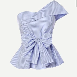 Randig oneshoulder topp med rosett - Superfin blåvit randig topp med oneshoulder och stor rosett framtill. Aldrig använd och helt som ny. Säljer eftersom den inte passade. Skriv för frågor och om pris💗
